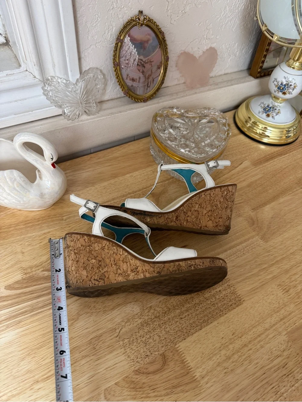 Dreamy Gianni Bini 2000s wedge sandals size 6 sleek strappy silhouette